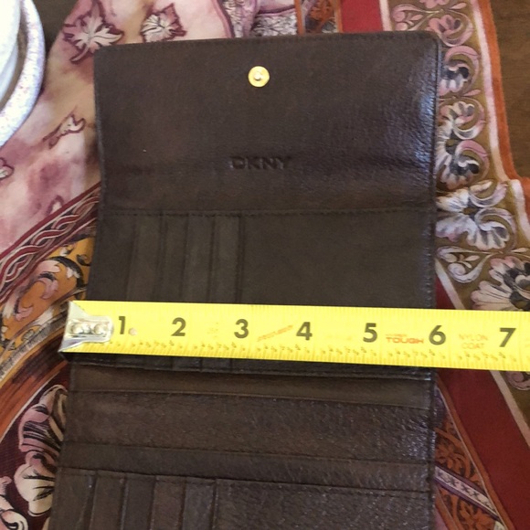 $$$ EUC Vintage DKNY Brown Leather Trifold Wallet $$$ - Picture 8 of 11